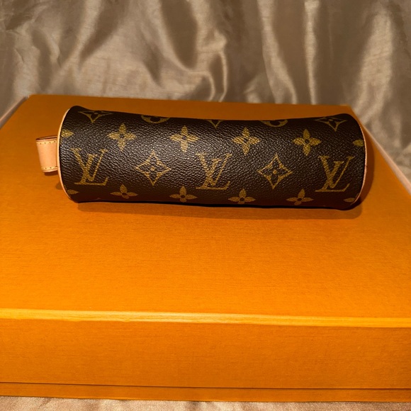 ❌SOLD❌Louis Vuitton monogram case - Picture 2 of 9